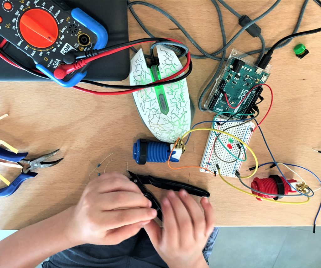 Cours de robotique et électronique - les jeunes makers à l'oeuvre