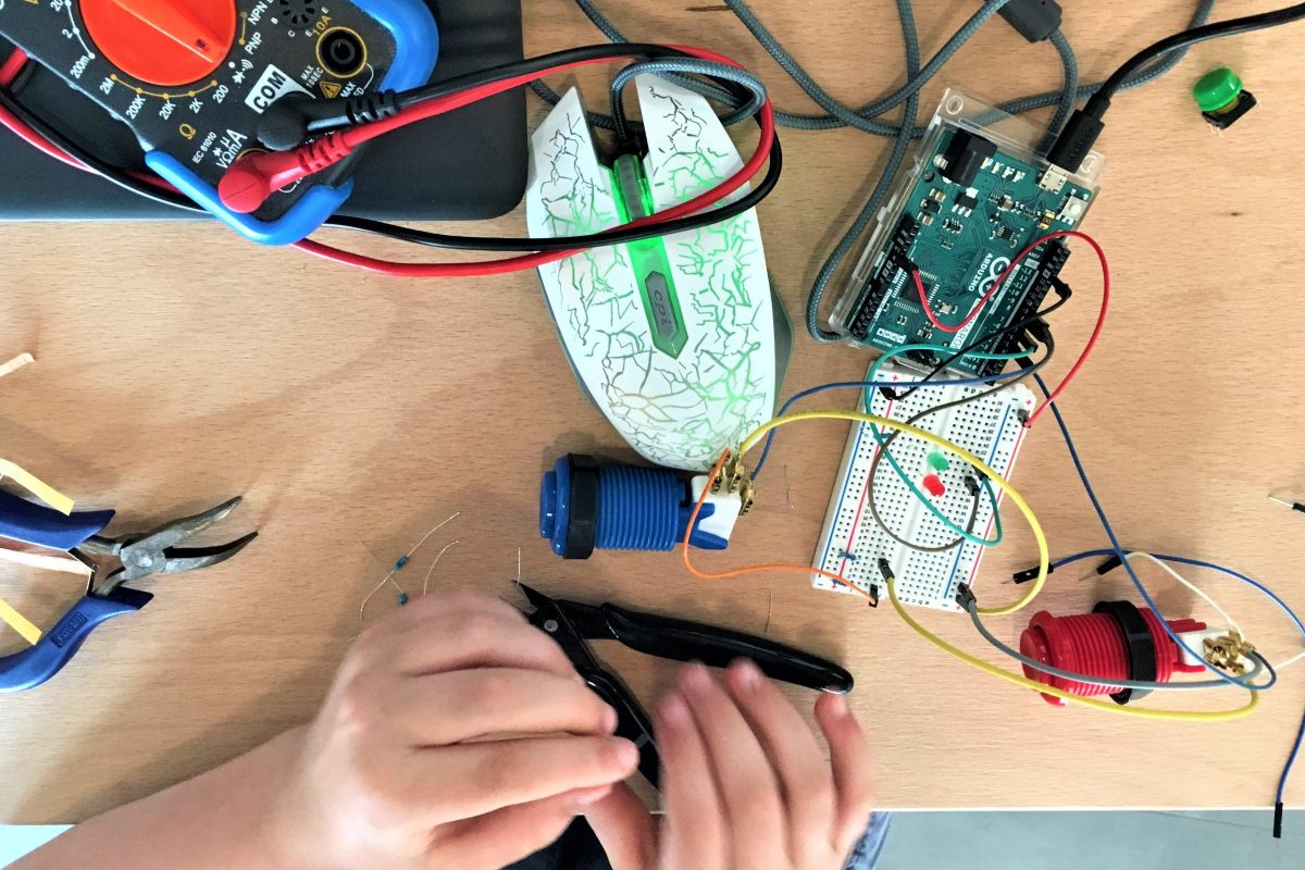 Cours de robotique et électronique - les jeunes makers à l'oeuvre